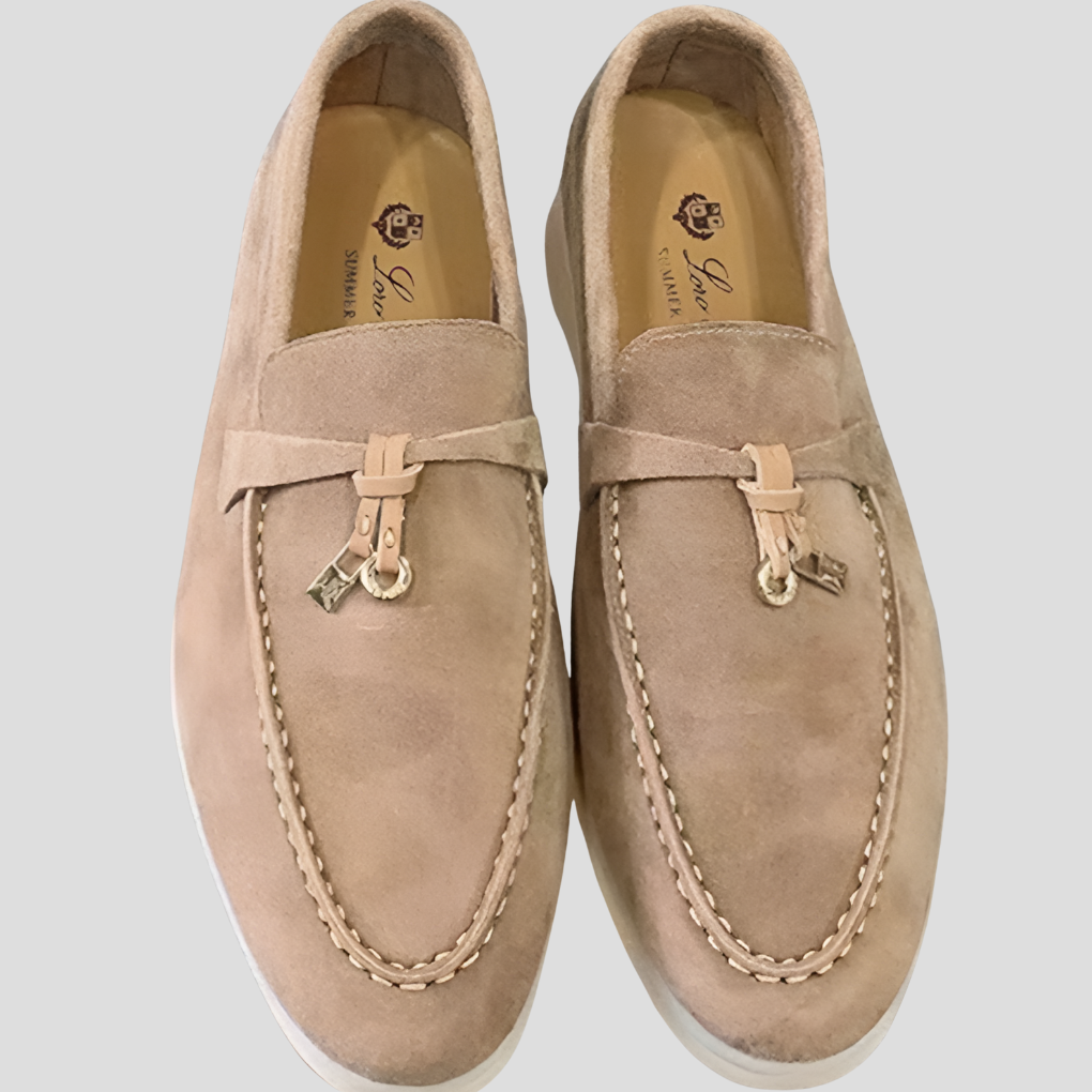 Classic women's tassel loafers, offering sophisticated style and everyday comfort. Perfect elegant slip-on shoes.