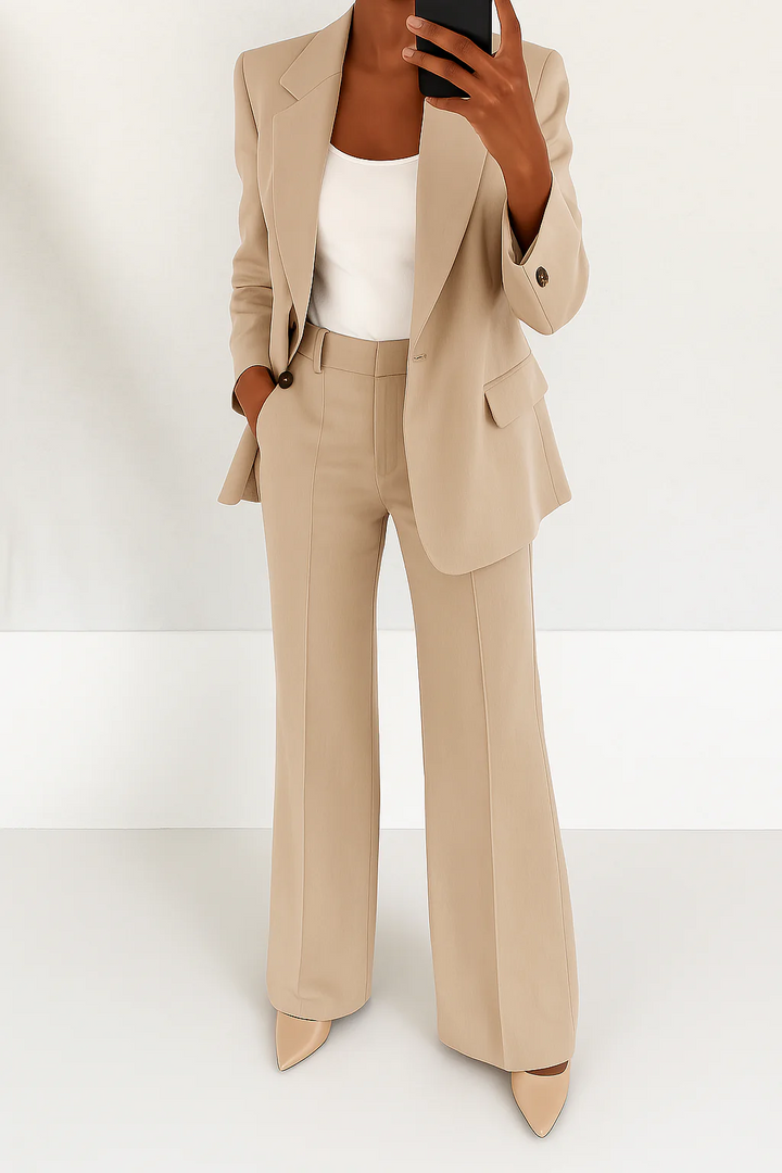 Chic women's blazer & matching wide-leg pants, a two-piece suit set for an elegant and professional look.