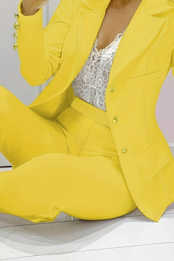 Elegant women's two-piece suit set with tailored blazer & pants, ideal for business casual.