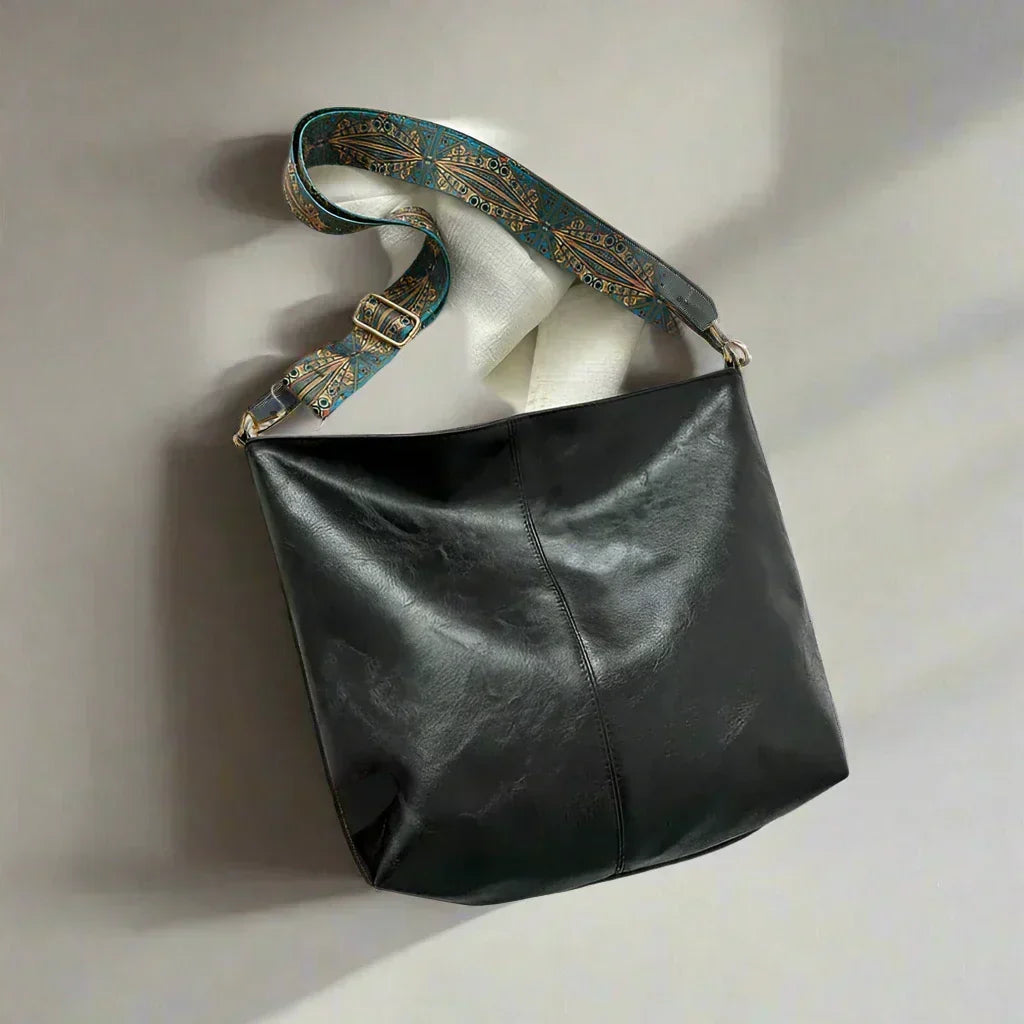 Elegant women's vintage style shoulder bag, perfect for everyday use. A stylish retro fashion accessory.