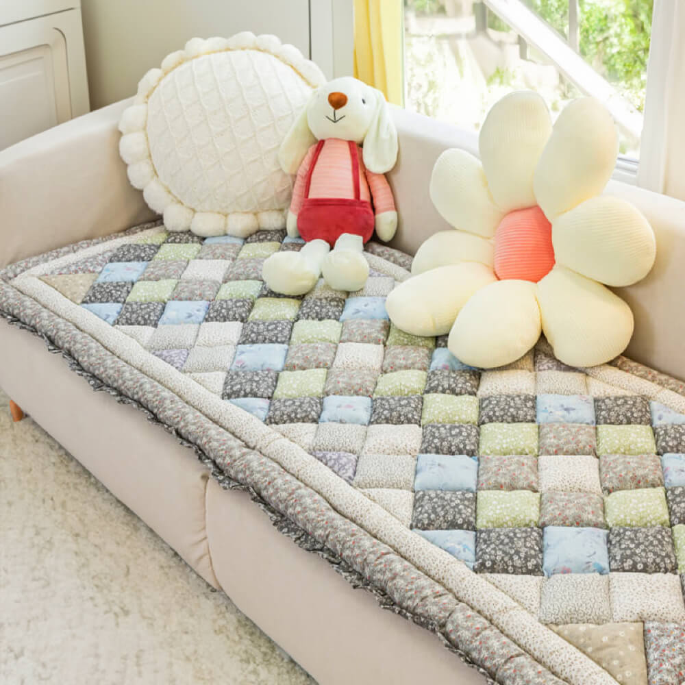 Luxurious floral pure cotton sofa cover, offering pet protection and an aesthetic upgrade.