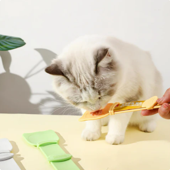 Gentle BPA-free cat lick feeder aid for mess-free liquid food treating and pet hygiene