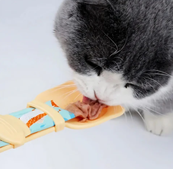 Pet supplies: innovative cat lick feeder for mess-free treating of liquid food