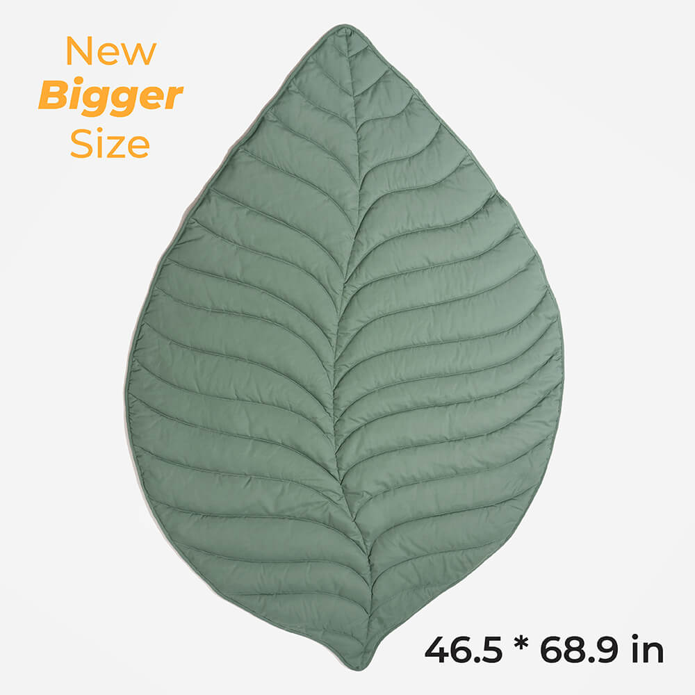 Soft leaf pet blanket, ensures comfort for dogs and cats. Machine washable.