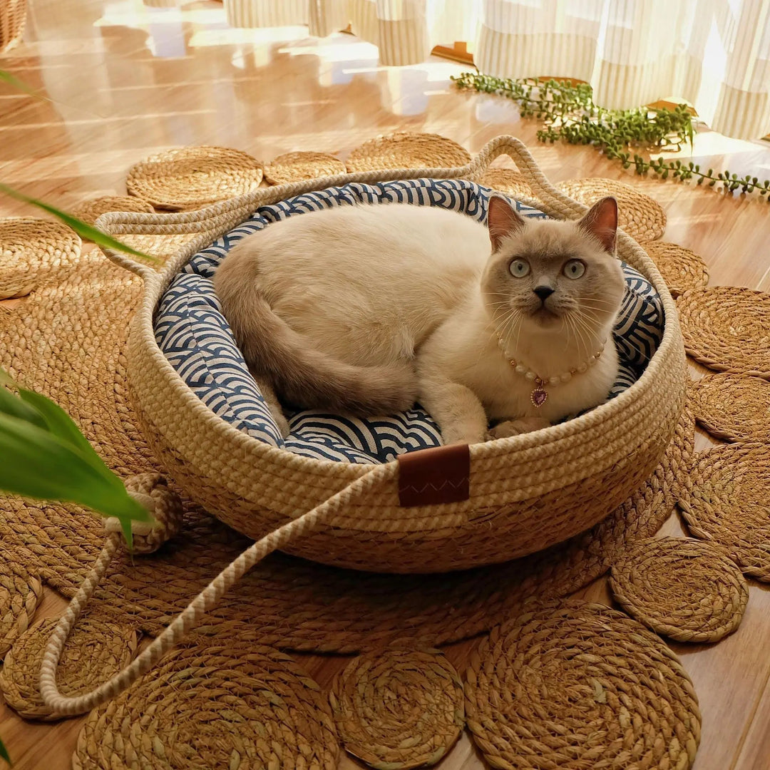 Unisex pet bed: round cotton wicker basket for cats, kittens, & small dogs.