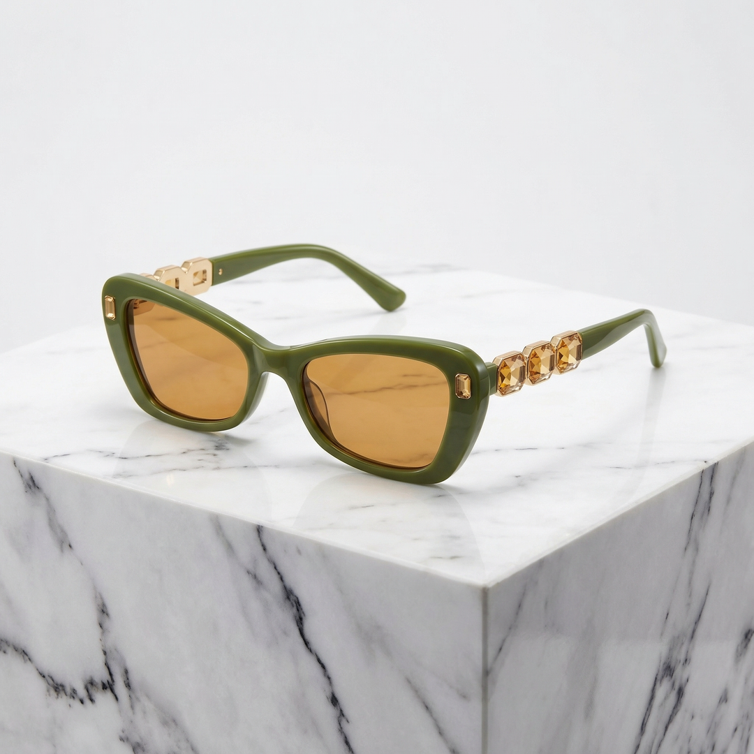 Distinctive cat-eye sunglasses, Kira style for women, offering complete UV400 eye protection.