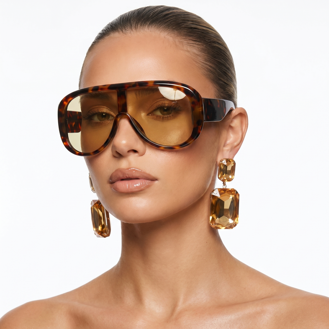 Modern pilot style sunglasses for women, featuring UV400 eye protection, an elegant fashion statement.