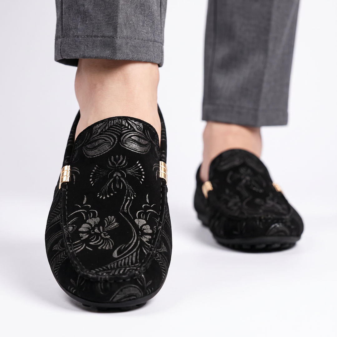 Person wearing black Lorca unisex walking shoes, ideal for urban exploration and all-day comfort. Korean fashion.