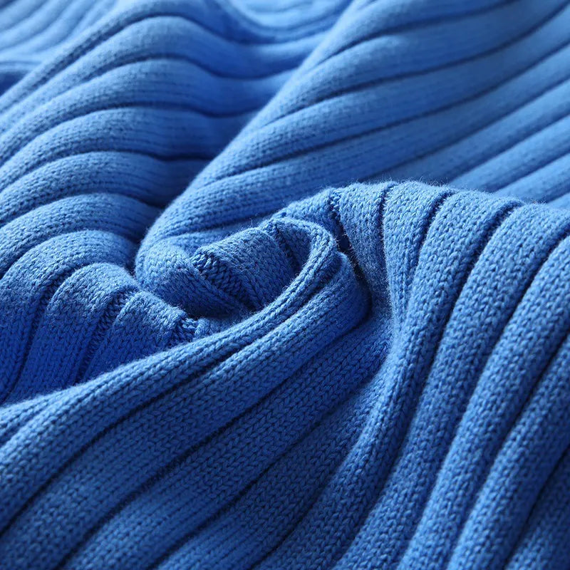 Men's warm and refined ribbed turtleneck sweater, ideal for cozy comfort and versatile winter styling.