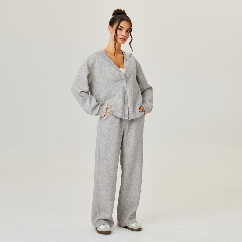Comfortable women's knit lounge set in a relaxed fit, featuring a soft cardigan and matching trousers.