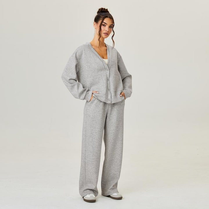 Comfortable women's knit lounge set in a relaxed fit, featuring a soft cardigan and matching trousers.