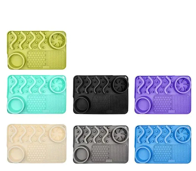 Interactive pet lick mat for slow feeding & stress relief, with suction cups for dogs & cats.