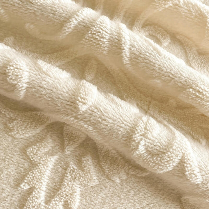Elegant jacquard patterned velvet bedding, a complete set for a cozy and luxurious sleep.