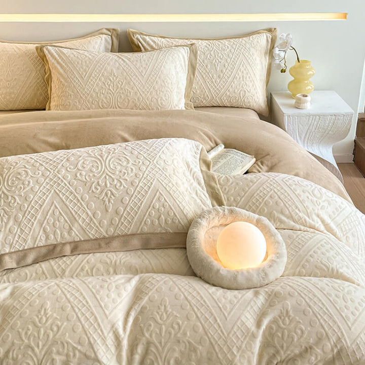 Complete set of warm jacquard velvet sheets, including fitted, flat, and pillowcases.