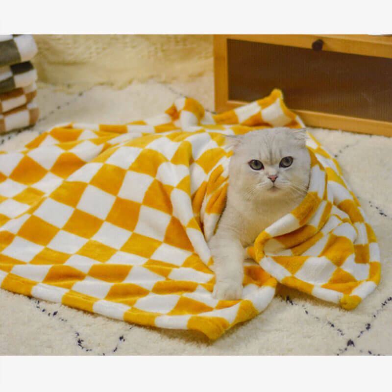 Green chequered pet blanket made of soft flannel, perfect for a cozy dog or cat nap