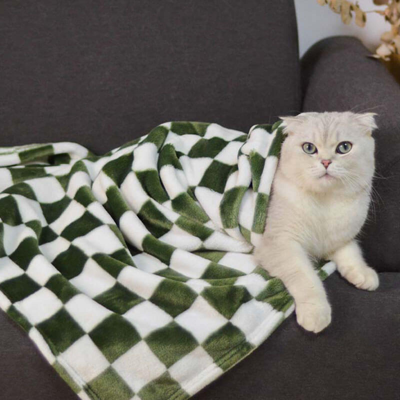 Unisex green and khaki chequered flannel pet blanket, comfortable and durable for cats and dogs