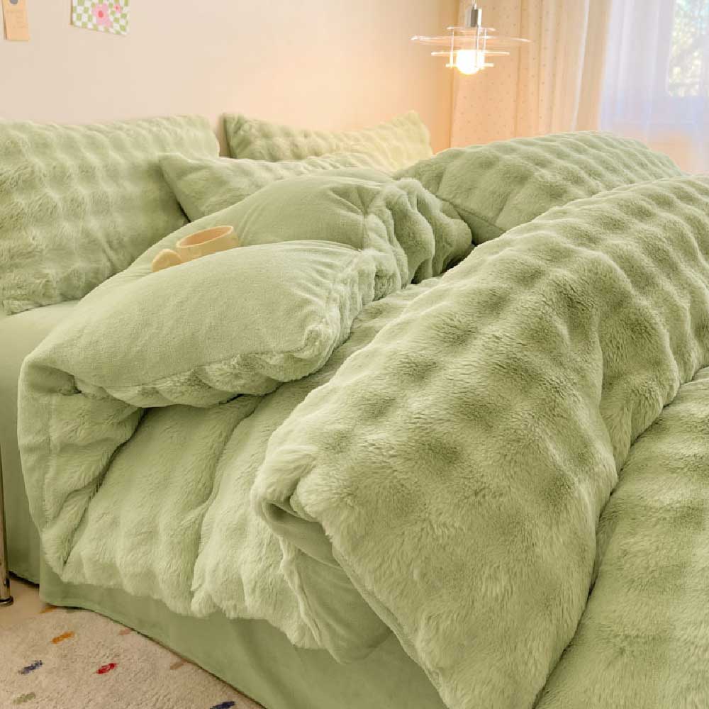 Hypoallergenic faux fur duvet cover set, ideal for sensitive skin.