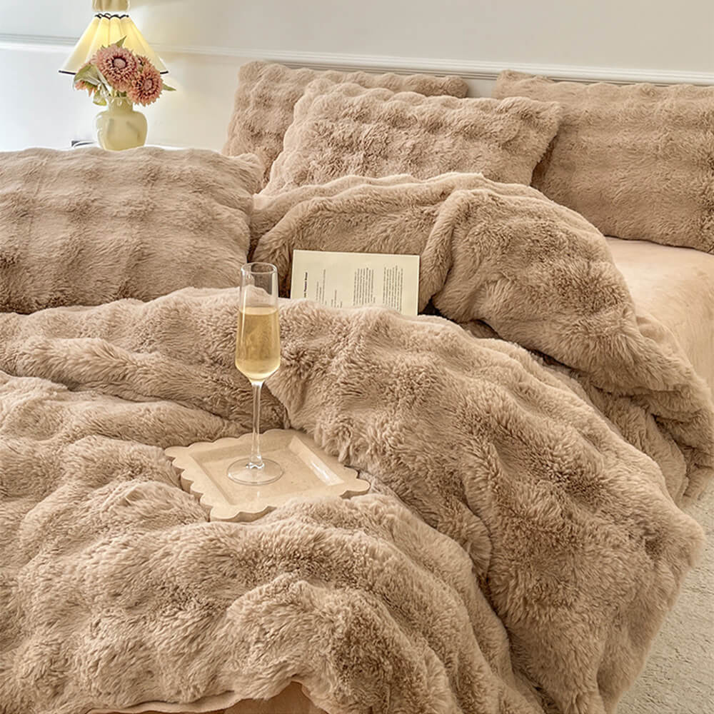 Soft hypoallergenic faux fur duvet cover, flat sheet & pillowcases.