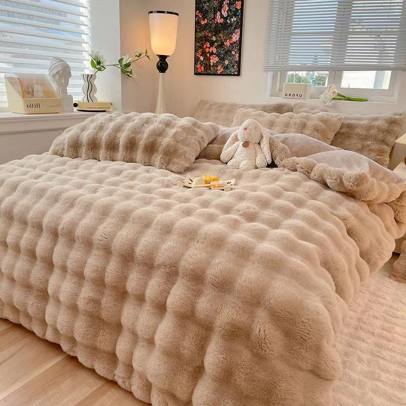 Stylish faux fur duvet cover set, complete with flat sheet and pillowcases.
