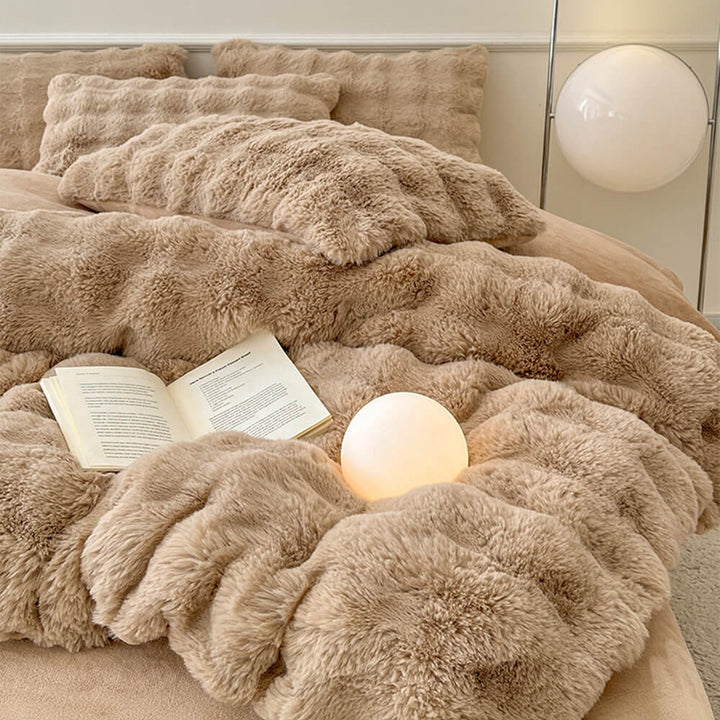 Warm and cozy faux fur duvet cover and sheet set, perfect for winter.