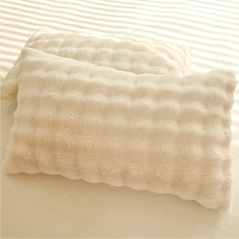 Comfortable faux fur duvet cover and matching sheet set for a restful sleep.