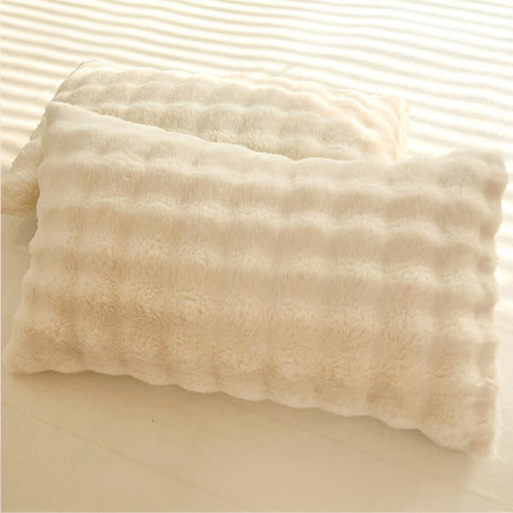 Comfortable faux fur duvet cover and matching sheet set for a restful sleep.