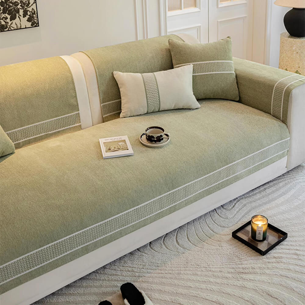 Two-seater sofa protected by a premium chenille jacquard scratch-resistant cover, in a light color.