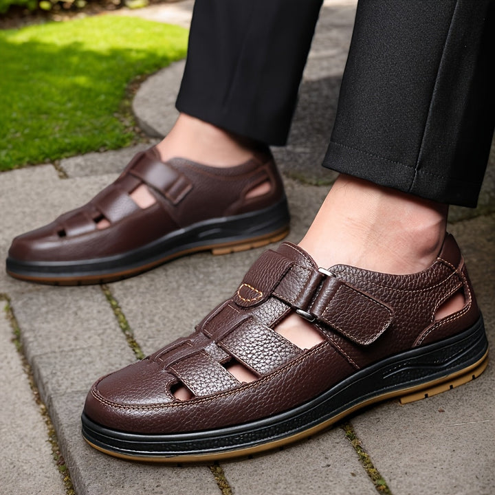 Closed-toe men's summer sandals with adjustable straps, perfect for casual outdoor footwear.