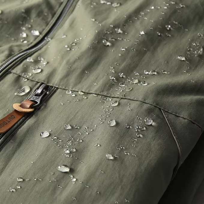 Weather-resistant men's travel jacket. Provides warmth & comfort in various conditions.