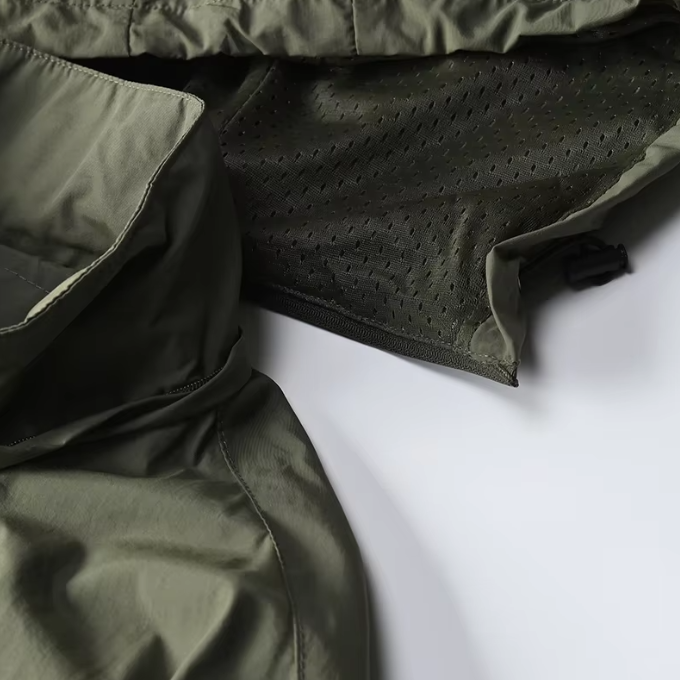Men's adventure jacket offering superior weather resistance. Ideal for trekking & climbing.