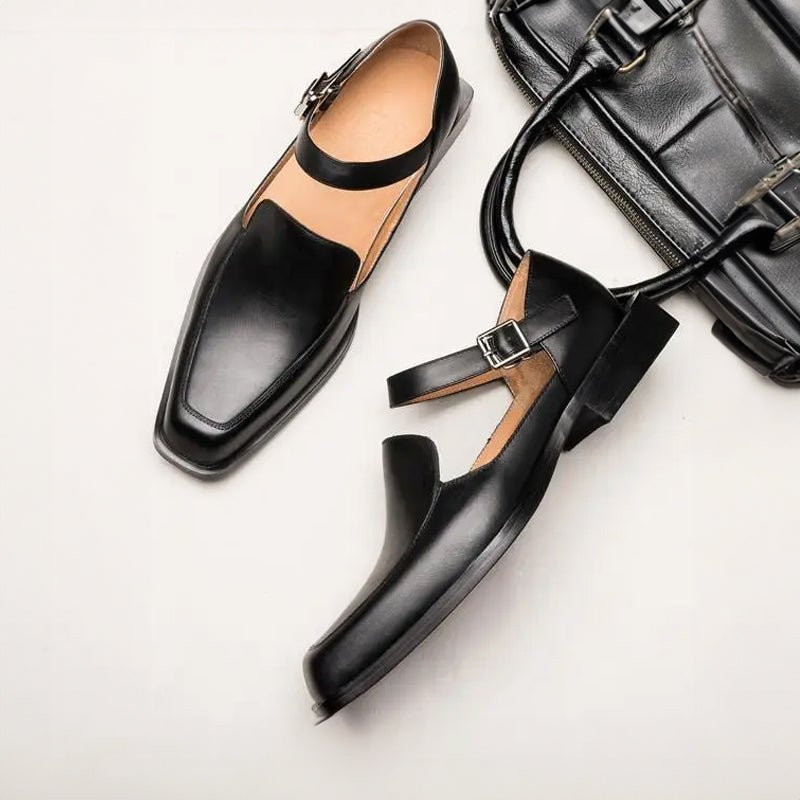Comfortable men's slip-on closed-toe sandals with ankle strap. Fashionable casual flats for men.