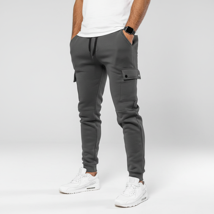 Stylish grey men's cropped joggers featuring a practical pocket, perfect for urban activewear comfort.