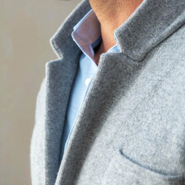 Comfortable men's knit jacket with patch pockets, perfect for a smart-casual wardrobe. Versatile blazer.