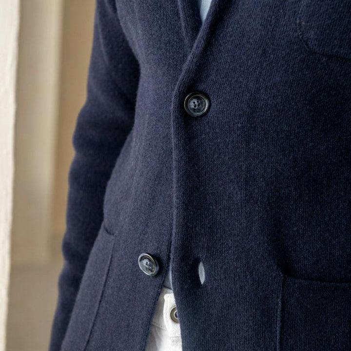 Sophisticated men's knit blazer, featuring smart patch pockets. A versatile jacket for modern men's fashion.