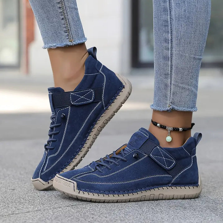 Non-slip men's casual wide toe sneakers, offering secure comfort for walking and everyday versatile style.