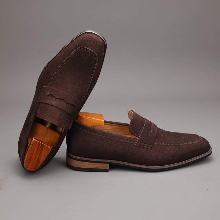 Men's classic black slip-on loafers, versatile for smart casual or dress wear. Comfortable everyday footwear.