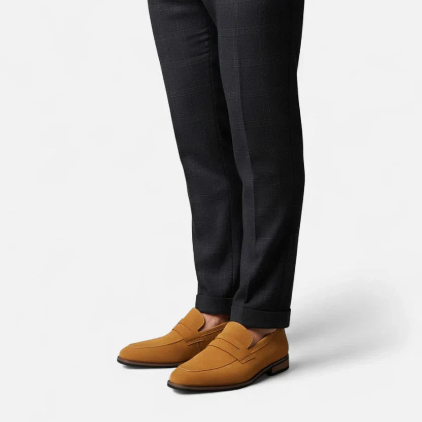 Timeless men's slip-on loafers, comfortable and versatile, suitable as smart casual or sophisticated dress shoes.