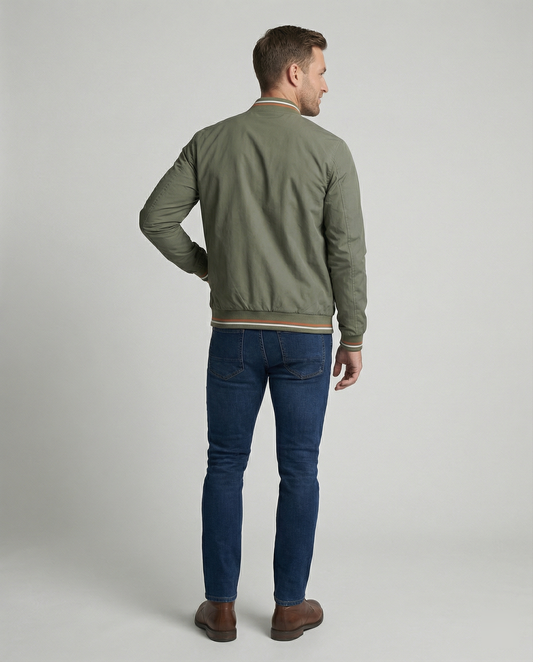 Versatile men's outerwear: classic bomber jacket with ribbed cuffs & hem, perfect for any season.