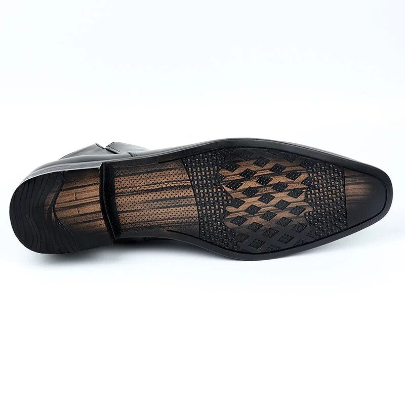 Classic men's pointed Chelsea boots, a comfortable and stylish black leather slip-on design for modern fashion.