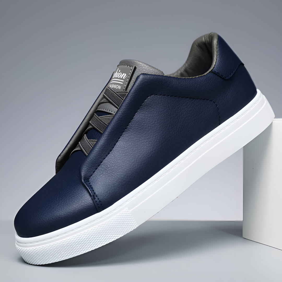 Men's classic low-top sneakers in white. Comfortable lace-up design for everyday wear, versatile casual shoes for stylish men.