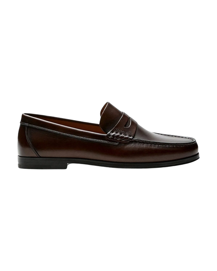 Versatile men's classic penny loafers, a stylish and comfortable footwear choice for modern men's fashion.