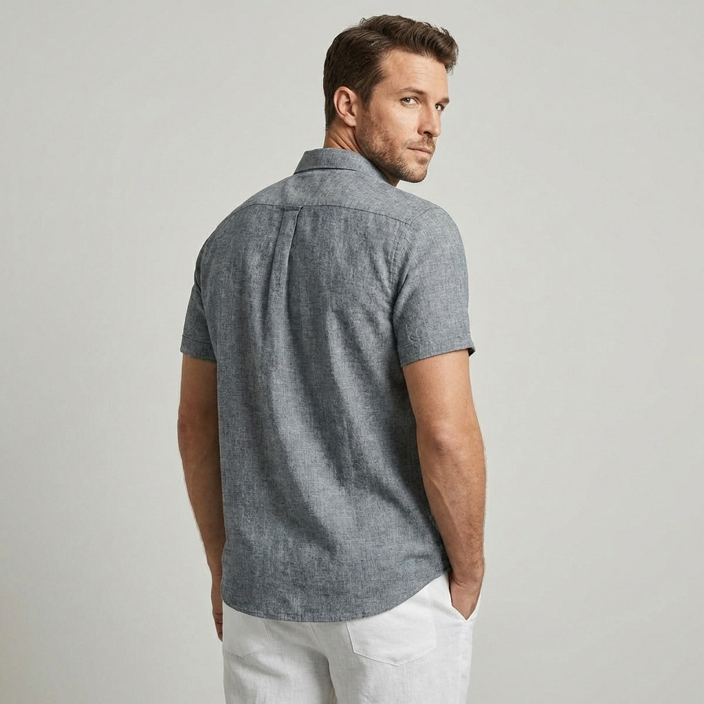 Casual men's button-up shirt with a collar, short sleeves, ideal for comfortable summer fashion.