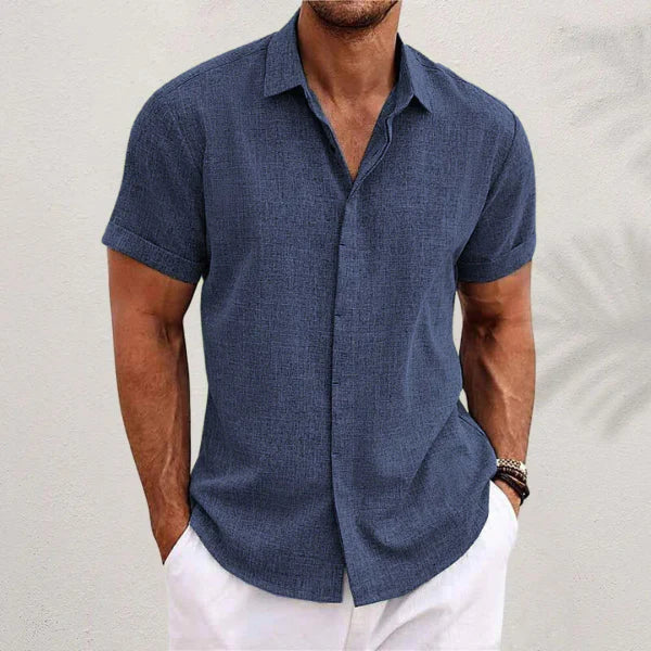 Stylish men's short-sleeve button-up collared shirt, great for summer and casual occasions.