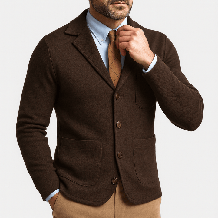 Adaptable men's single-breasted blazer, a classic tailored jacket perfect for business or smart casual wear.