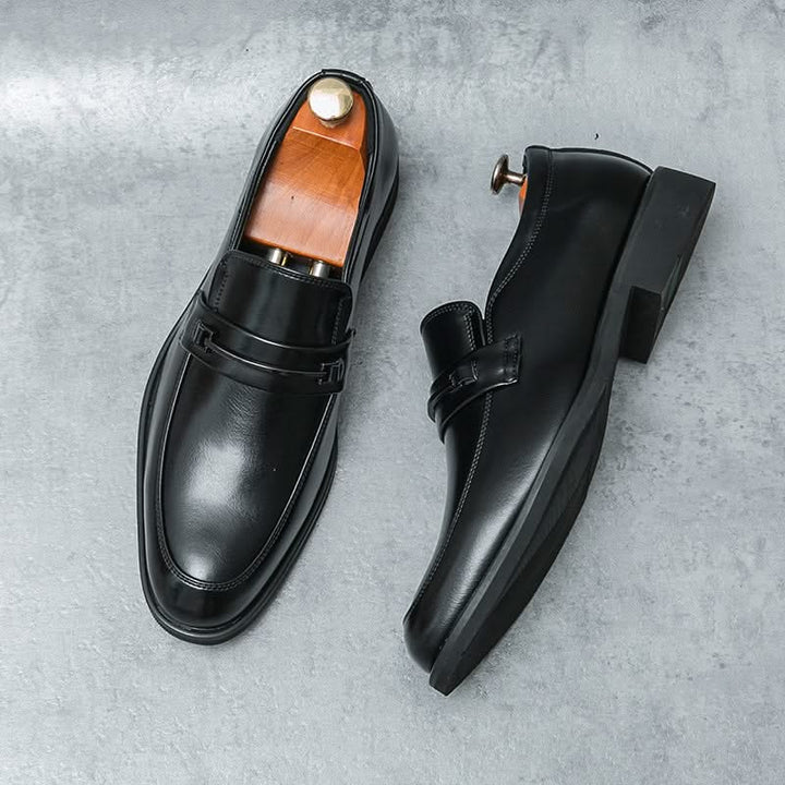 Versatile men's classic slip-on loafers, perfect for both casual comfort and formal dress shoe style. Men's footwear.