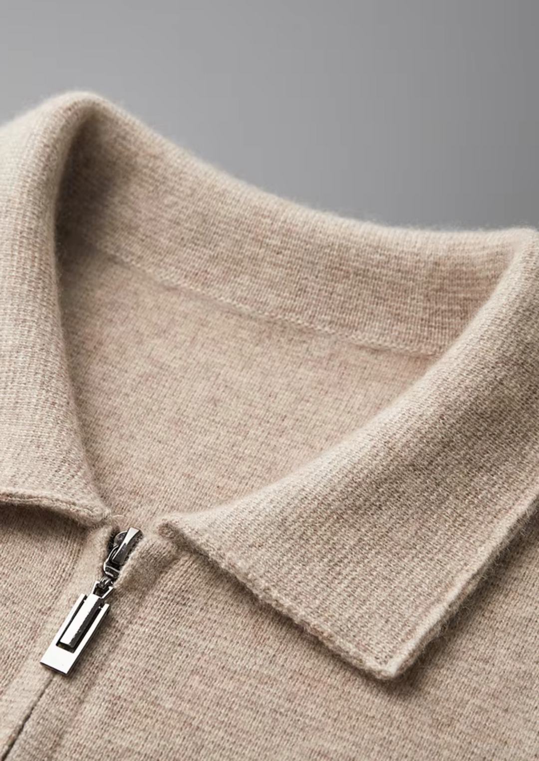 Modern men's zip-up sweater with collar, ideal for versatile everyday wear.