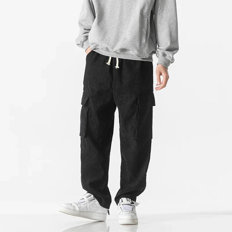 Versatile men's cargo pants, comfortable drawstring, suitable for casual and utility tasks.