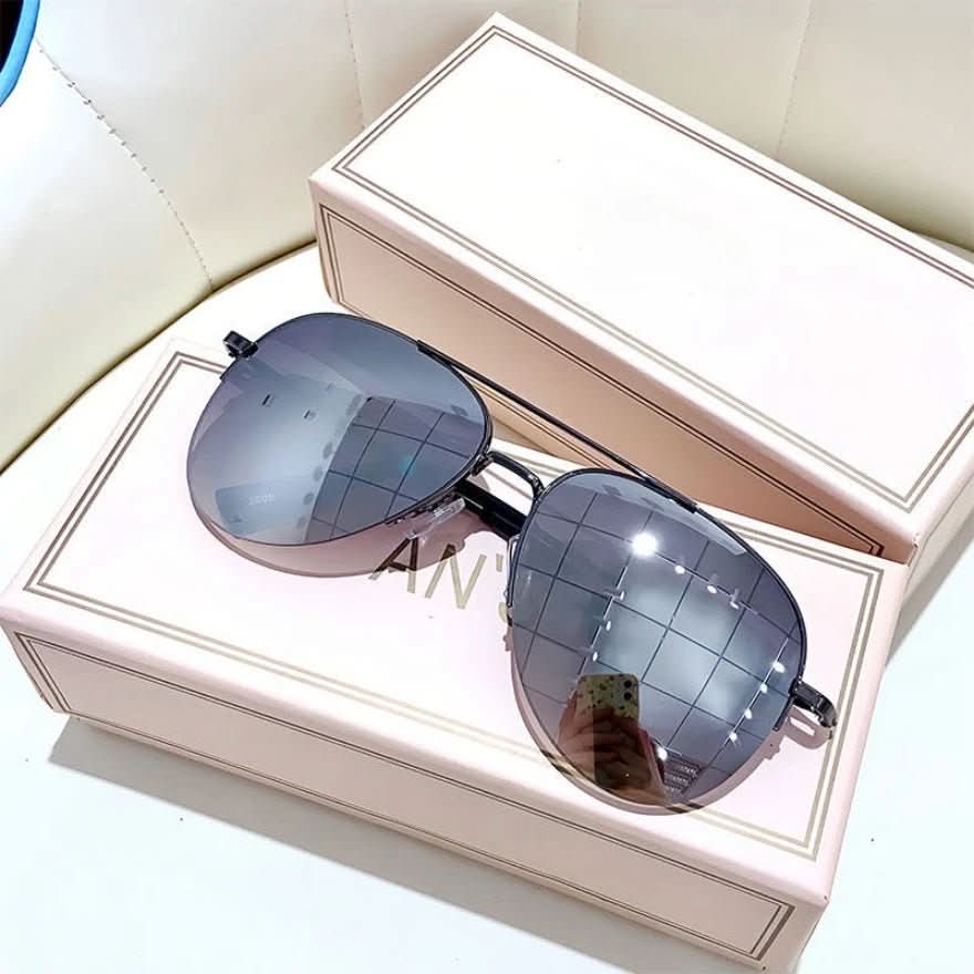 Men's stylish pilot sunglasses, gradient lenses, UV400 protection, anti-glare outdoor eyewear.
