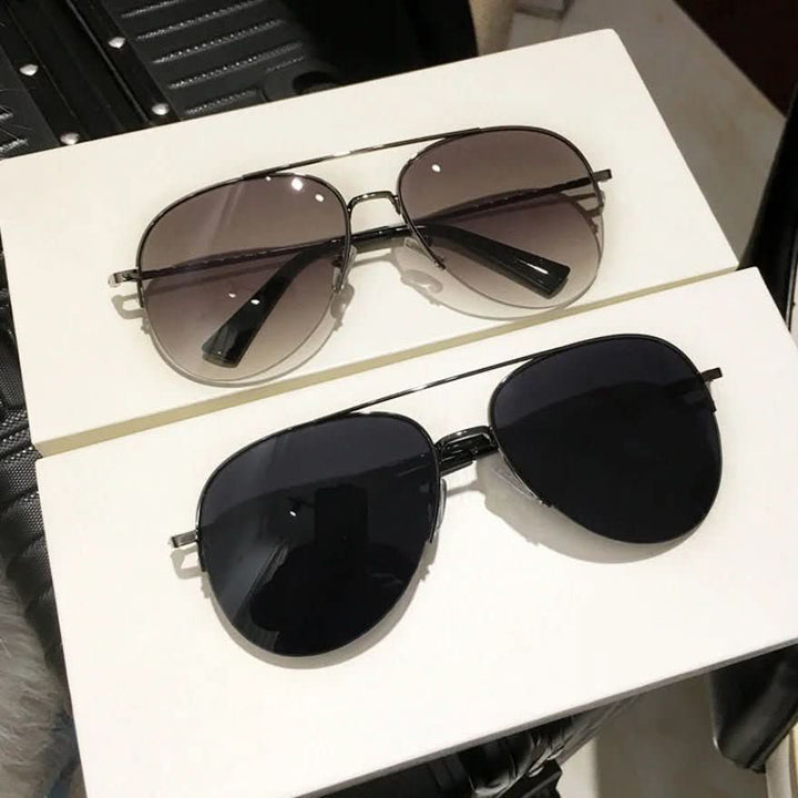 Outdoor men's pilot sunglasses, anti-glare gradient lenses, UV400 eye protection.