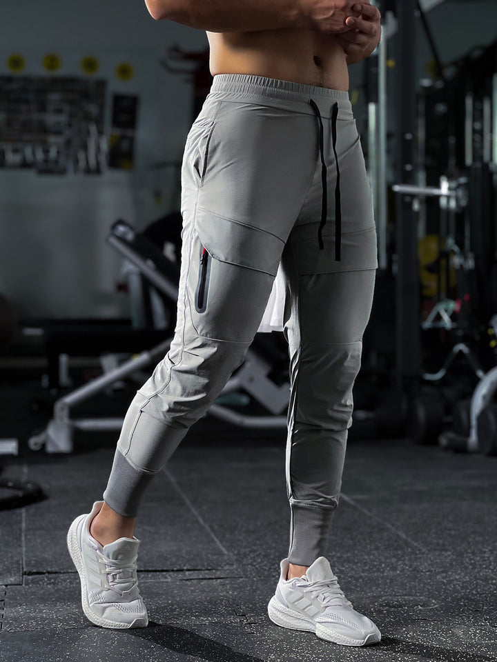Everyday men's cargo pants, blending activewear functionality with a comfortable casual streetwear style.